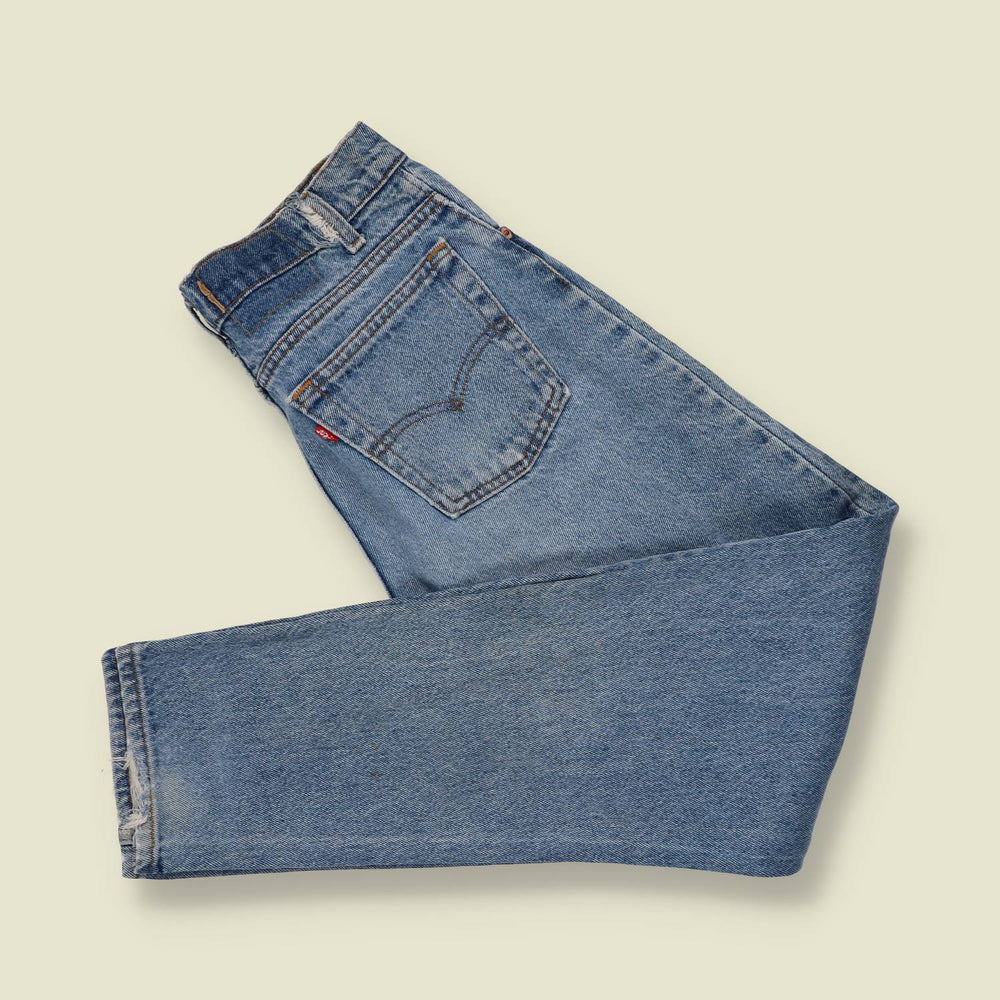 1980s-90s | Levi's | Mid-Wash Blue Relaxed Fit Jeans - w30