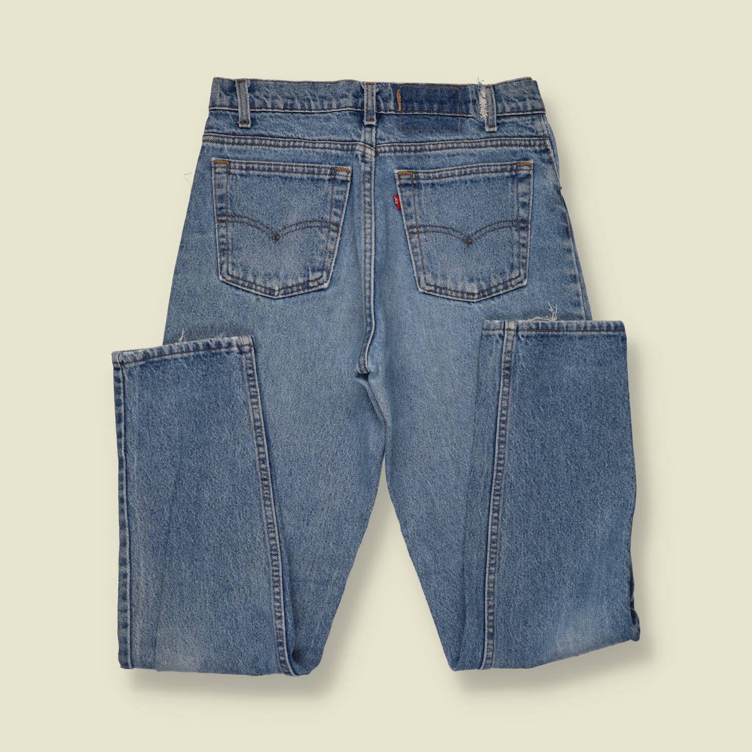 1980s-90s | Levi's | Mid-Wash Blue Relaxed Fit Jeans - w30