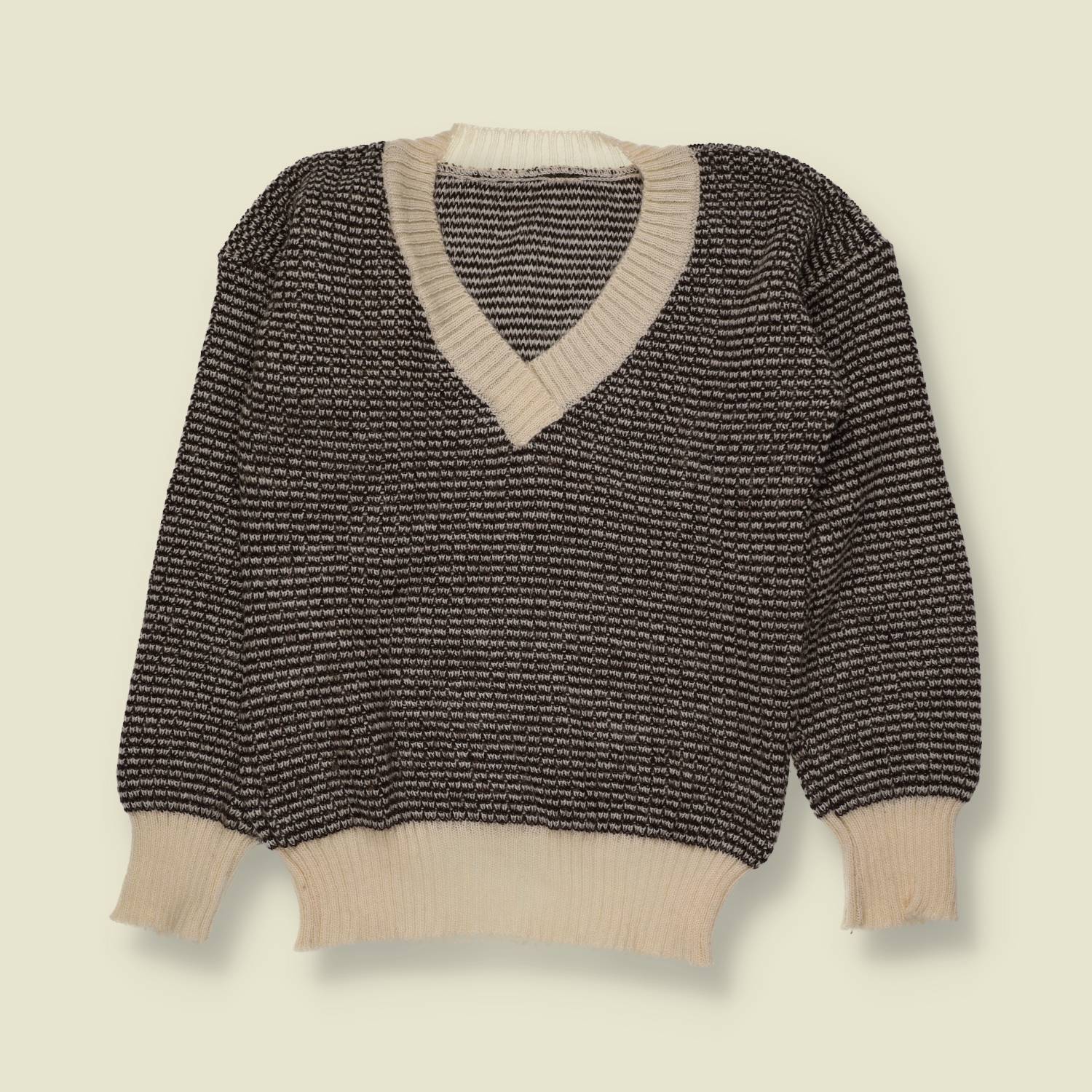 1970s | Black & Cream Textured Knit V-Neck Sweater -10